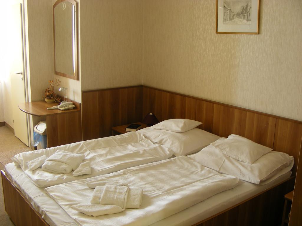 Hary Hotel Kecskemet Room photo